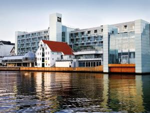 海宁格松Quality Hotel Maritim的水体旁边的建筑物,有建筑物