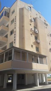 ScalaBeautiful apartment near beach in Larnaca的一面有窗户的高楼