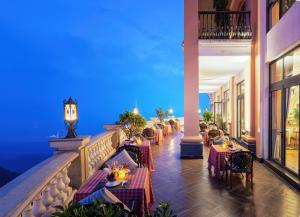 三岛县Venus Hotel Tam Đảo的一个带桌椅的酒店阳台