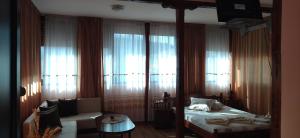 科泰尔Hotel Ambrozia的酒店客房带床、沙发和窗户