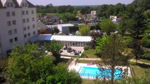 茹埃莱图尔阿斯库瑞奥酒店的享有大楼和游泳池的空中景致
