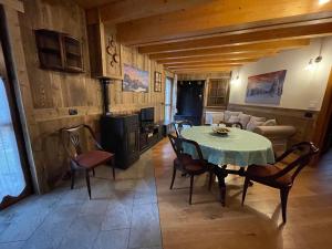 库马约尔WILDHOMES Wild Wolf Lodge的厨房以及带桌椅的用餐室。