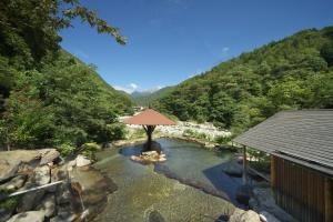 高山惠高庄山野酒店的山中带游泳池的度假胜地