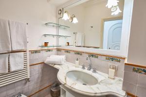 卡普里B&B Casa Silvana的一间带水槽和镜子的浴室