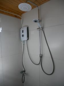 Kon RơbangXô Xôn Homestay的浴室内配有淋浴和头顶淋浴