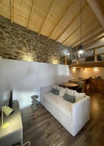 Sarzedasacalma - sesmo的客厅配有白色沙发和石墙