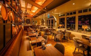 赞德沃特Thalassa Beach Houses的一间带桌椅的餐厅和一间酒吧