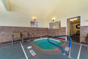 新奥尔良市PLUS诺斯伍兹贝斯特韦斯特酒店的一座大楼内带热水浴池的游泳池