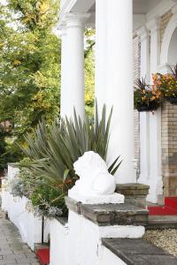 约克Elmbank Hotel - Part of The Cairn Collection的坐在房子边的白色雕像