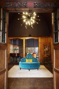 约克Elmbank Hotel - Part of The Cairn Collection的一间大房间,房间内设有大型蓝色浴缸