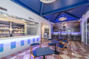 San Luis埃尔罗普埃托品质酒店的餐厅拥有蓝色的天花板和桌椅