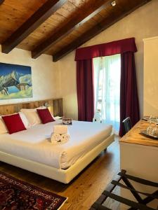 奥斯塔乐查拉邦酒店的一间卧室配有一张带红色窗帘的大床