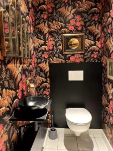 圣纳泽尔St Nazaire Jardin des plantes superbe appartement的一间带卫生间的浴室和华丽的壁纸