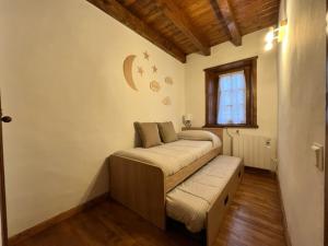 普拉德埃米塔la Caseta Boi Taull - 2 habitaciones的一间卧室配有一张床,卧室配有长凳