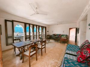 拉穆Lamu penthouse Apartment的客厅配有桌椅