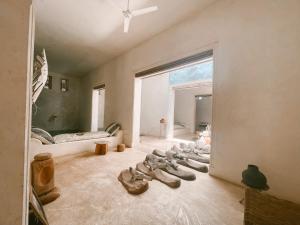 拉穆Lamu penthouse Apartment的地板上放着一双鞋的房间