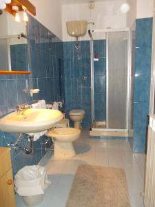 热那亚阿尔伯格博卡戴瑟酒店的一间带水槽、卫生间和淋浴的浴室