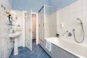 拉尔斯维克拉尔斯维克城堡酒店的白色的浴室设有浴缸和水槽。