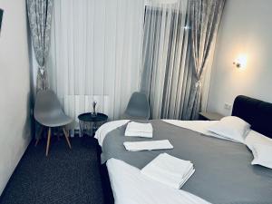 马纳斯提雷亚胡莫鲁鲁伊Pensiunea La Brazi的酒店客房,配有一张床和两把椅子