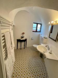 莫斯堡Schloss Moosburg Gästehaus的白色的浴室设有水槽和卫生间。