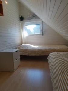米德尔克尔克Seaside的小房间设有床和窗户