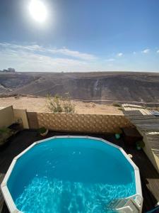 阿拉德Desert Pearl Arad的享有沙漠景色的游泳池