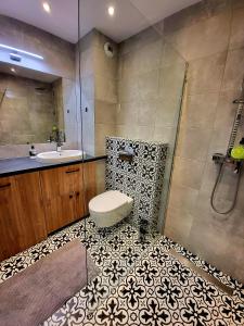 比亚韦斯托克Apartamenty Homely - Nowowarszawska 130的浴室配有卫生间、盥洗盆和淋浴。