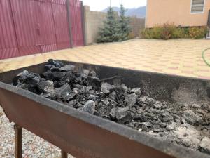 乔尔蓬阿塔Ай-Ас的烧烤架上的一堆煤