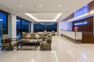 华欣Riche Hua Hin Hotel - SHA Plus的大厅,设有沙发和桌子