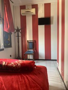 舍夫沙万塞维利亚酒店的卧室设有红色和白色条纹墙