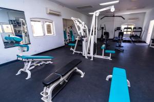 BolansJolly Beach Antigua - All Inclusive的健身房设有数台跑步机和健身器材