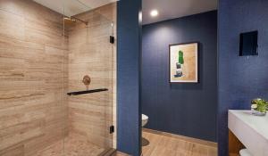 弗赖拉辛Omni PGA Resort Frisco-Dallas的带淋浴的浴室和玻璃门