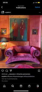 耶尔丽晶住宿加早餐旅馆的一张带紫色沙发的房间的页面