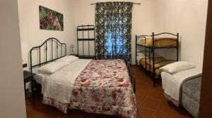 切雷托迪斯波莱托Residence il giardino sul fiume Nera的一间卧室配有两张床和一张双层床。