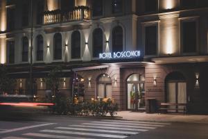波德戈里察Boscovich Boutique Hotel的建筑的侧面有 ⁇ 虹灯标志