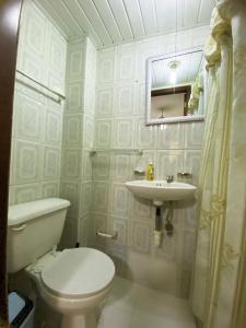 圣多明各Amplio apartamento en Gazcue SDQ的白色的浴室设有卫生间和水槽。