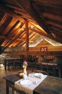 萨伊恩特-雷米-恩-博塞斯Maison Farinet的用餐室设有木制天花板和桌椅