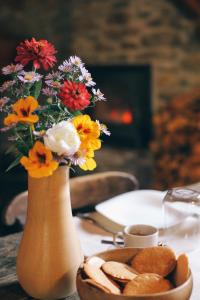 萨伊恩特-雷米-恩-博塞斯Maison Farinet的花瓶装满鲜花和一盘面包