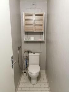 布鲁瓦Chambre privée chez habitant à 2 pas de la gare的一间带卫生间和橱柜的小浴室