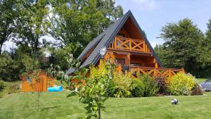 卢托维斯卡Domek w Bieszczadach的院子顶部带 ⁇ 篷的小屋