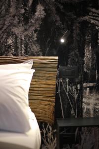 萨伊恩特-雷米-恩-博塞斯Maison Farinet的一间卧室配有一张床,墙上有灯