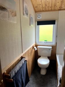 米勒姆Lake View Lodge的一间带卫生间和窗户的小浴室