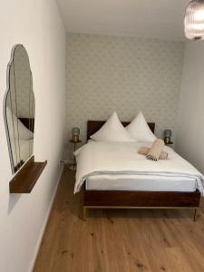 柏林Minimal Hostel No.43的卧室配有一张床,墙上设有镜子