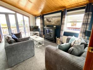 米勒姆Lake View Lodge的客厅设有两张沙发和一个壁炉