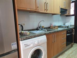 拉克鲁斯Marina Beach的厨房配有洗衣机和水槽