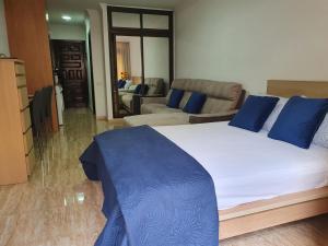 拉克鲁斯Marina Beach的一间带大床的卧室和一间客厅