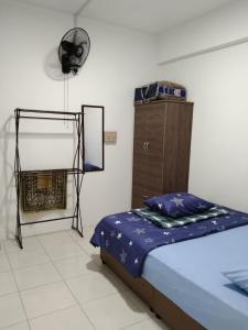 瓦卡夫车叶MBI Homestay, Wakaf Che Yeh Kota Bharu的一间卧室配有床、镜子和梳妆台