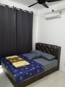 瓦卡夫车叶MBI Homestay, Wakaf Che Yeh Kota Bharu的配有吊扇的客房内的一张床位