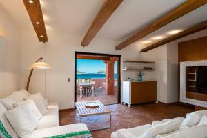 阿兰奇湾城Le case del golfo的客厅配有白色家具,享有海景。