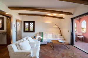 阿兰奇湾城Le case del golfo的客厅配有白色的沙发和床。